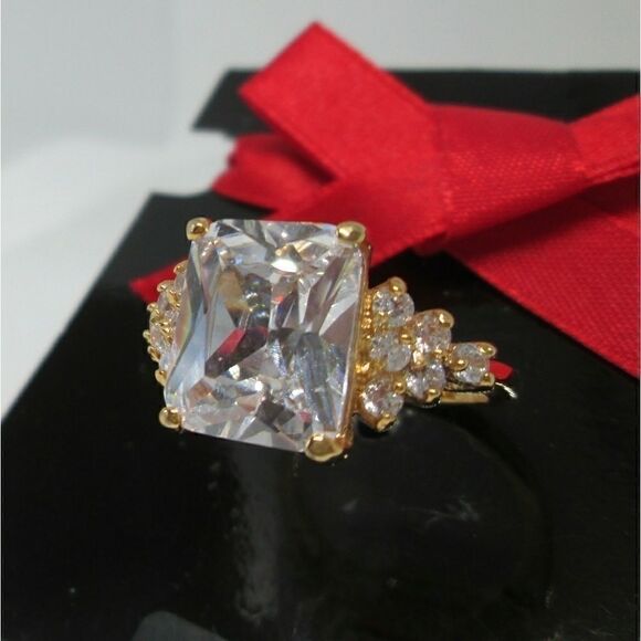 NEW Sparkly Faux Diamond Goldtone Ring! SZ… - Picture 1 of 6